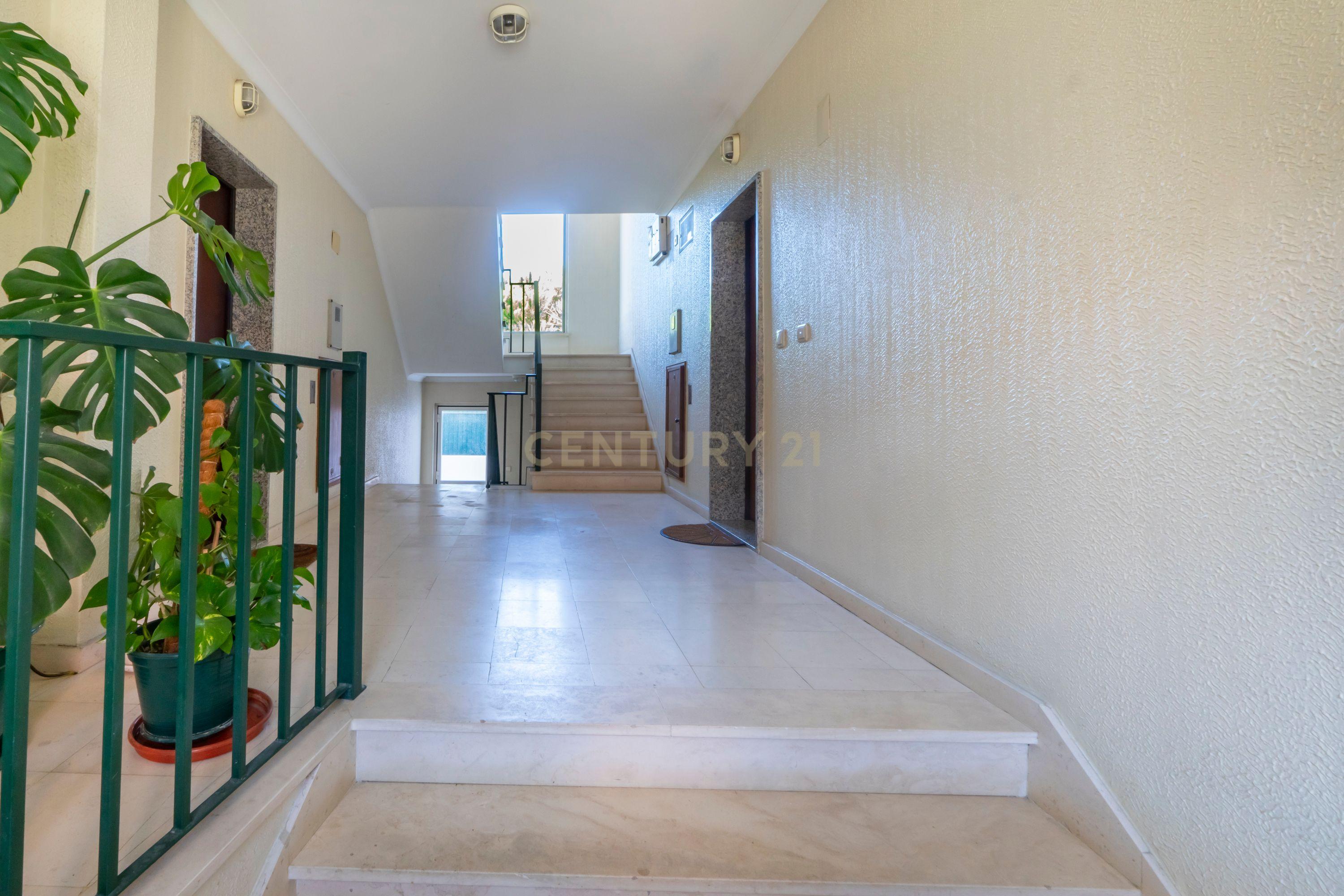 Apartamento Remodelado com Vista Mar na Ericeira, lugar de parqueamento e arrecadação - Image 38