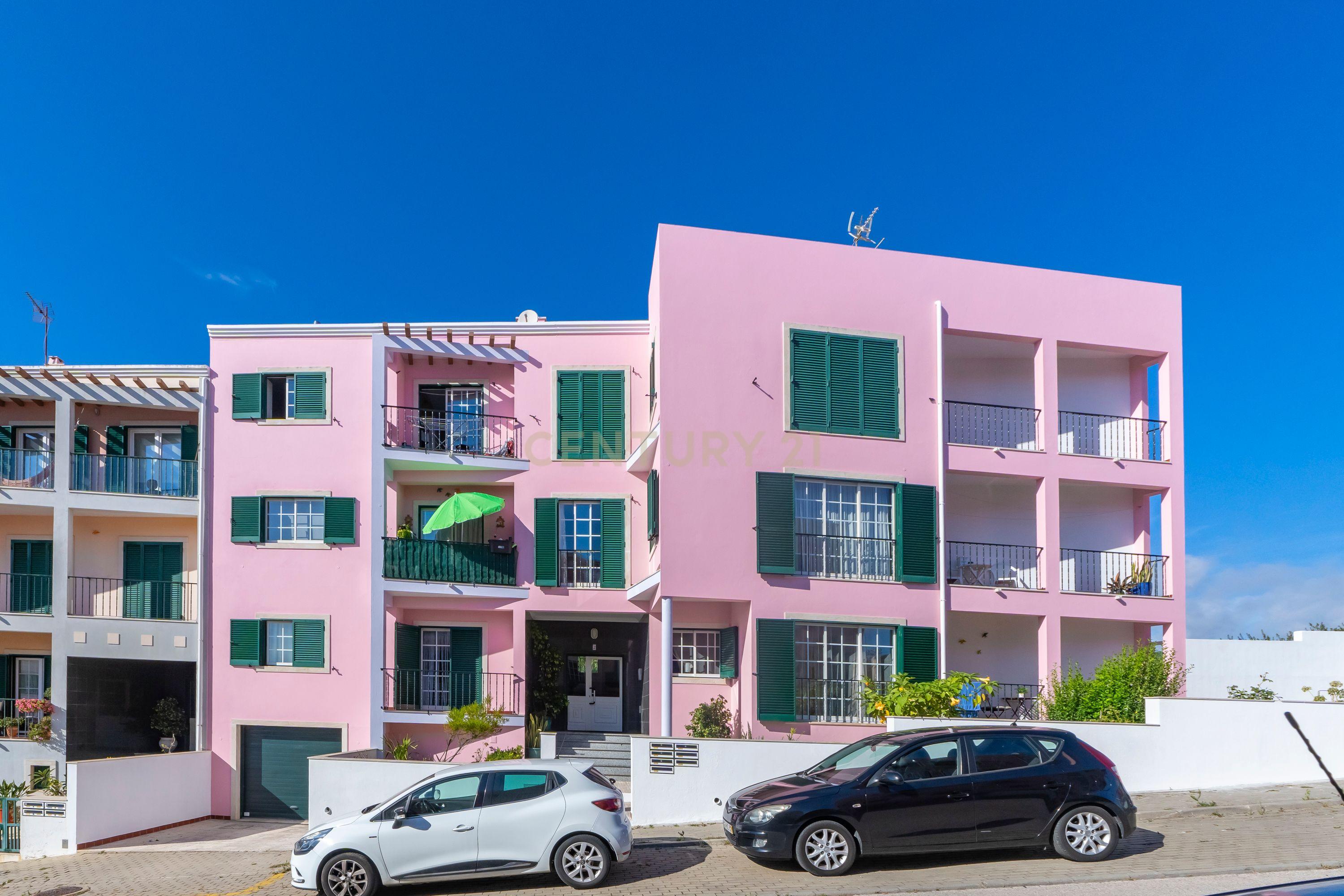 Apartamento Remodelado com Vista Mar na Ericeira, lugar de parqueamento e arrecadação - Image 40