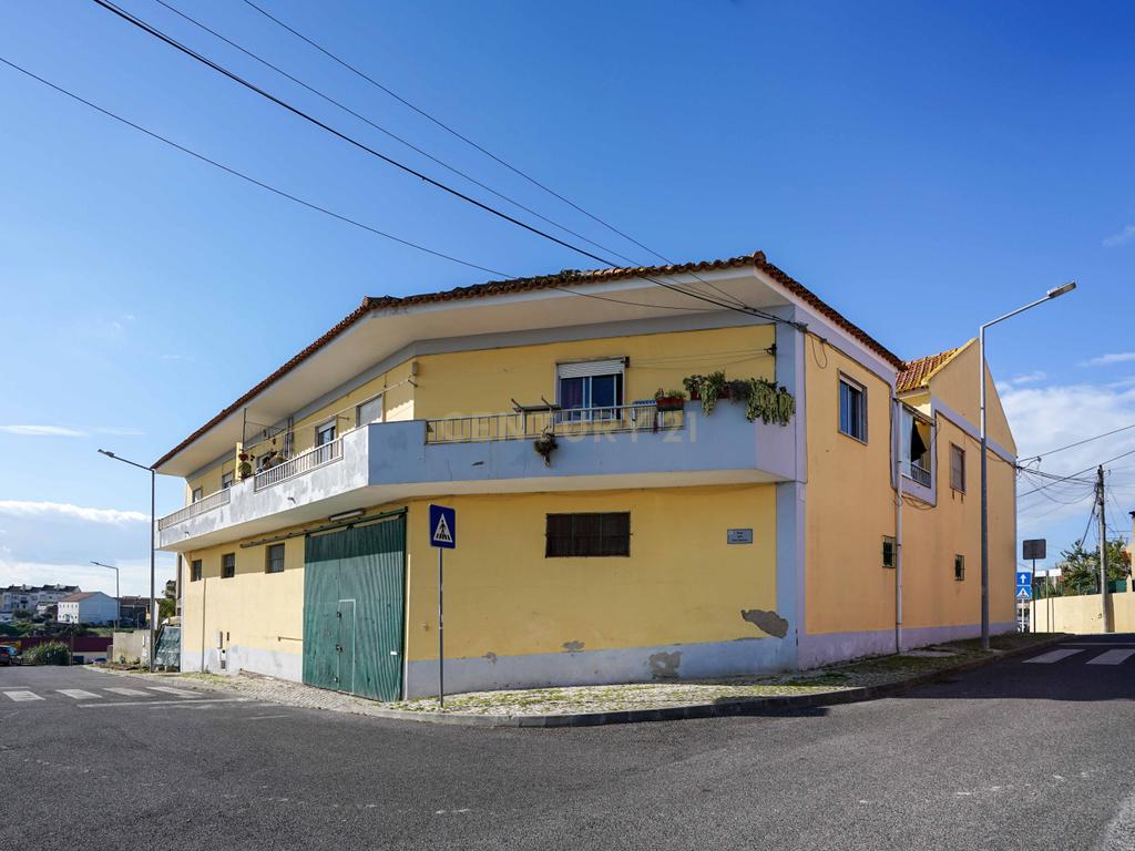 Prédio em Camarate para venda . - Image 1