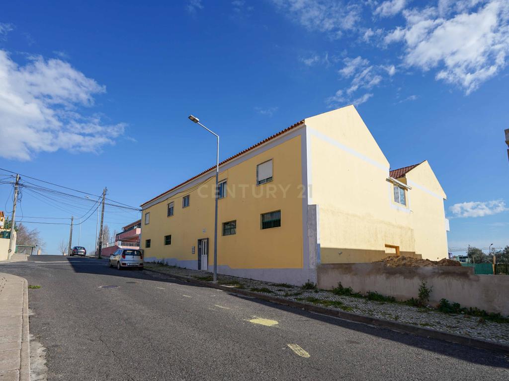 Prédio em Camarate para venda . - Image 2