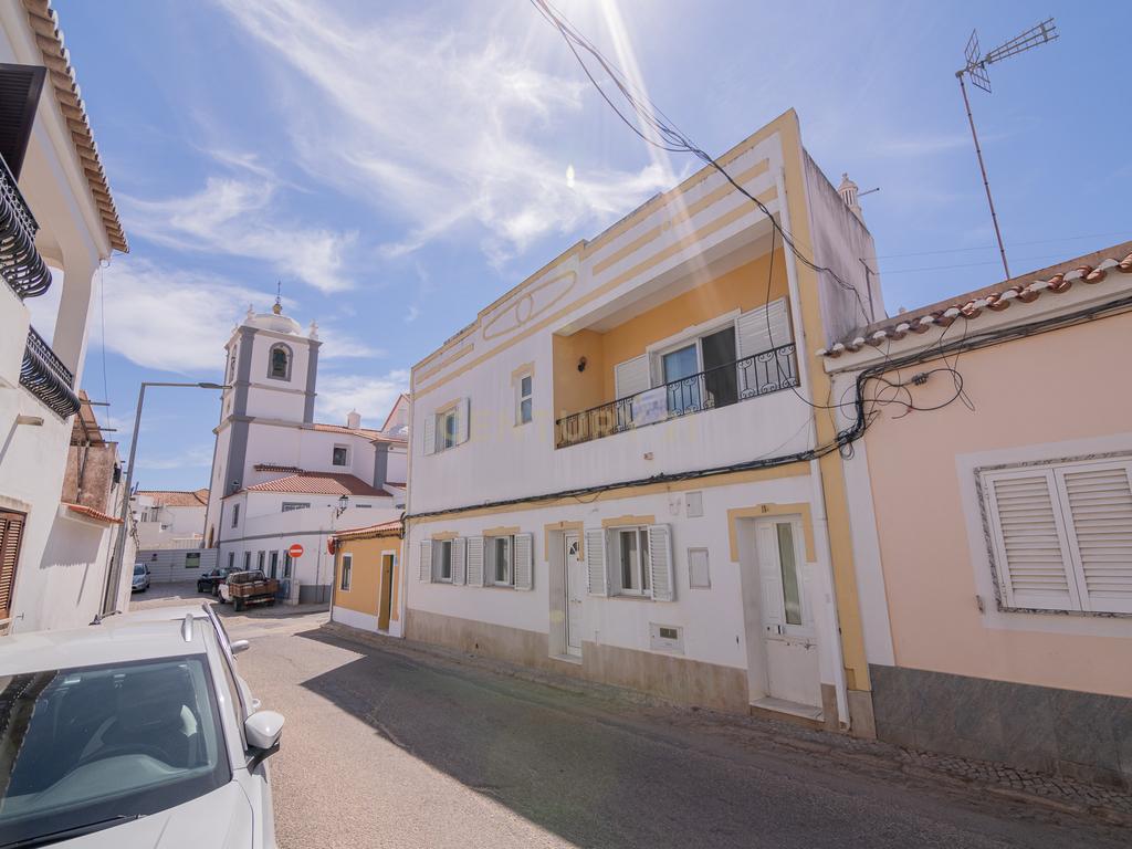 NAO PERCA ESTA GRANDE OPORTUNIDADE! FABULOSA MORADIA T4 DE GRANDES DIMENSÕES COM 2 PISOS, QUINTAL, DOIS TERRAÇOS, AMPLAS VARANDAS, DUAS CASAS DE BANHO, DESPENSA E LAREIRA MUITO BEM LOCALIZADA PRÓXIMA DE TODAS AS COMODIDADES E SERVIÇOS E A MINUTOS DAS FAMO - Image 4