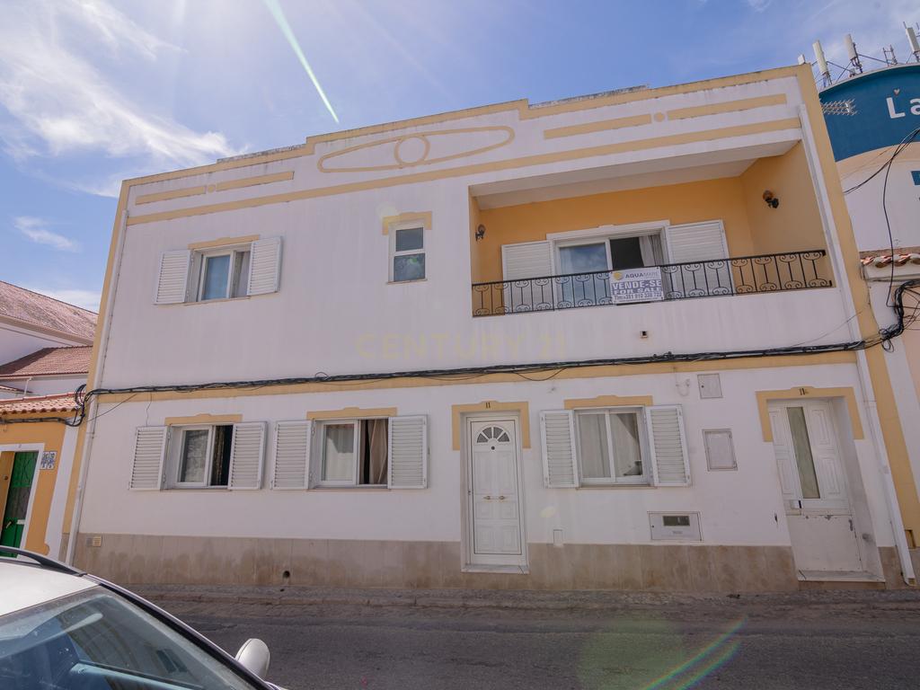 NAO PERCA ESTA GRANDE OPORTUNIDADE! FABULOSA MORADIA T4 DE GRANDES DIMENSÕES COM 2 PISOS, QUINTAL, DOIS TERRAÇOS, AMPLAS VARANDAS, DUAS CASAS DE BANHO, DESPENSA E LAREIRA MUITO BEM LOCALIZADA PRÓXIMA DE TODAS AS COMODIDADES E SERVIÇOS E A MINUTOS DAS FAMO - Image 3