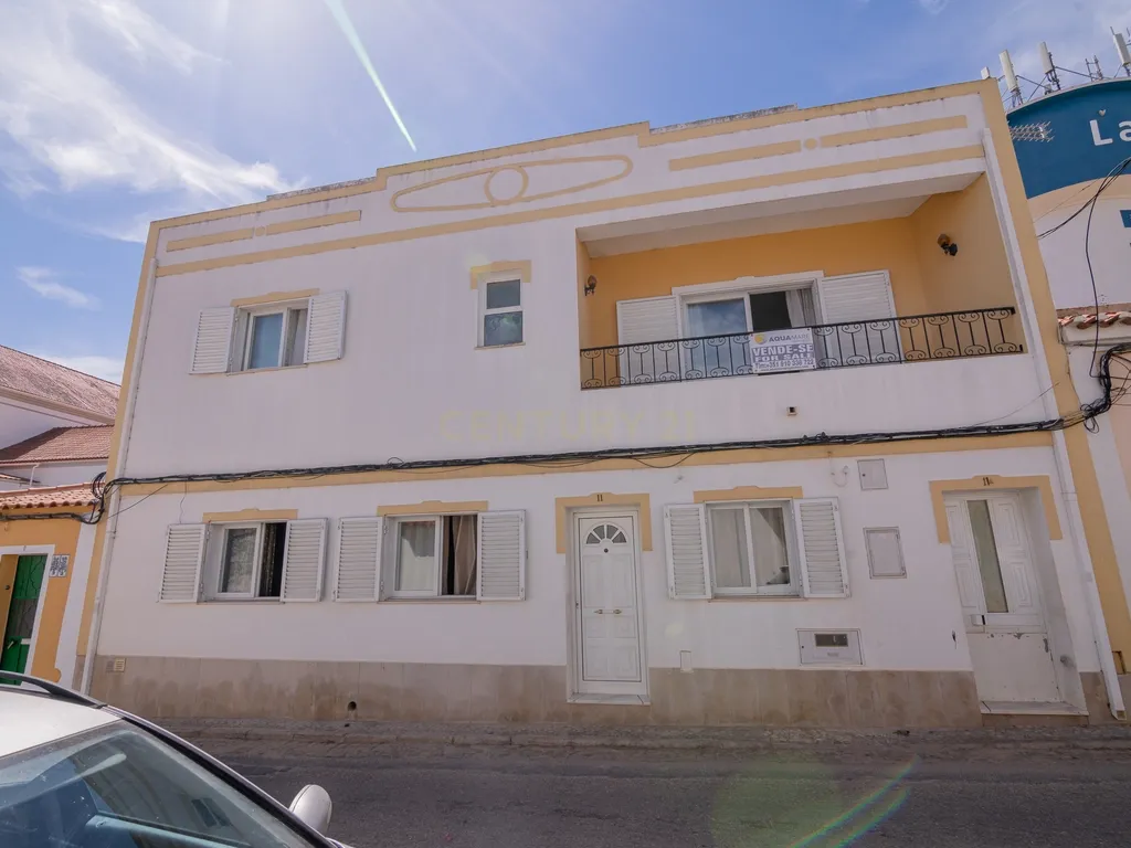 NAO PERCA ESTA GRANDE OPORTUNIDADE! FABULOSA MORADIA T4 DE GRANDES DIMENSÕES COM 2 PISOS, QUINTAL, DOIS TERRAÇOS, AMPLAS VARANDAS, DUAS CASAS DE BANHO, DESPENSA E LAREIRA MUITO BEM LOCALIZADA PRÓXIMA DE TODAS AS COMODIDADES E SERVIÇOS E A MINUTOS DAS FAMO - Image 3