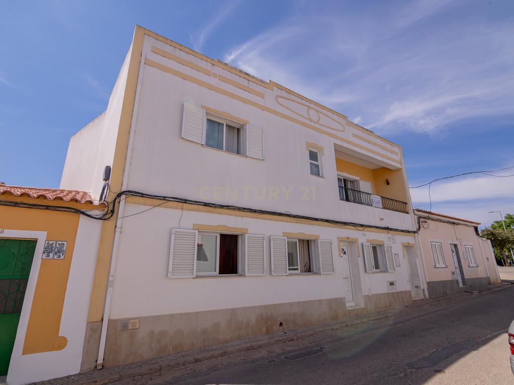 NAO PERCA ESTA GRANDE OPORTUNIDADE! FABULOSA MORADIA T4 DE GRANDES DIMENSÕES COM 2 PISOS, QUINTAL, DOIS TERRAÇOS, AMPLAS VARANDAS, DUAS CASAS DE BANHO, DESPENSA E LAREIRA MUITO BEM LOCALIZADA PRÓXIMA DE TODAS AS COMODIDADES E SERVIÇOS E A MINUTOS DAS FAMO - Image 2