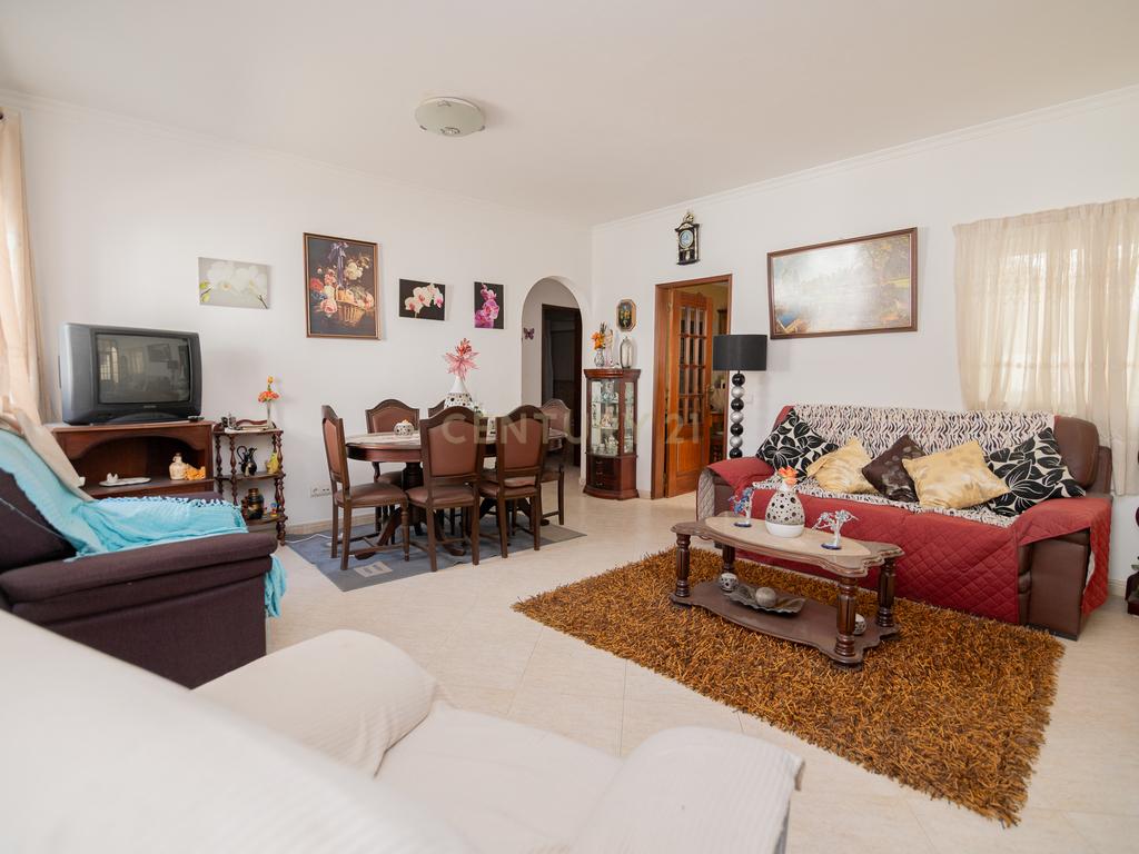 NAO PERCA ESTA GRANDE OPORTUNIDADE! FABULOSA MORADIA T4 DE GRANDES DIMENSÕES COM 2 PISOS, QUINTAL, DOIS TERRAÇOS, AMPLAS VARANDAS, DUAS CASAS DE BANHO, DESPENSA E LAREIRA MUITO BEM LOCALIZADA PRÓXIMA DE TODAS AS COMODIDADES E SERVIÇOS E A MINUTOS DAS FAMO - Image 7