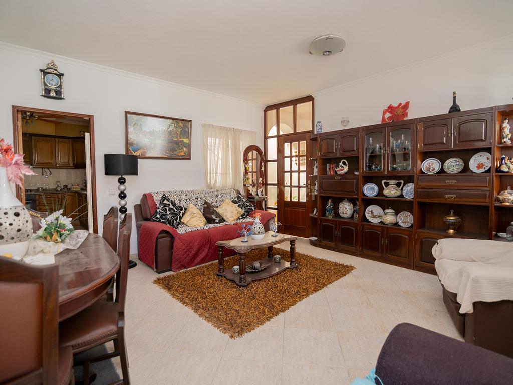 NAO PERCA ESTA GRANDE OPORTUNIDADE! FABULOSA MORADIA T4 DE GRANDES DIMENSÕES COM 2 PISOS, QUINTAL, DOIS TERRAÇOS, AMPLAS VARANDAS, DUAS CASAS DE BANHO, DESPENSA E LAREIRA MUITO BEM LOCALIZADA PRÓXIMA DE TODAS AS COMODIDADES E SERVIÇOS E A MINUTOS DAS FAMO - Image 12