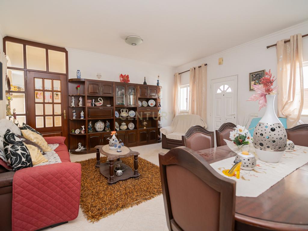 NAO PERCA ESTA GRANDE OPORTUNIDADE! FABULOSA MORADIA T4 DE GRANDES DIMENSÕES COM 2 PISOS, QUINTAL, DOIS TERRAÇOS, AMPLAS VARANDAS, DUAS CASAS DE BANHO, DESPENSA E LAREIRA MUITO BEM LOCALIZADA PRÓXIMA DE TODAS AS COMODIDADES E SERVIÇOS E A MINUTOS DAS FAMO - Image 8