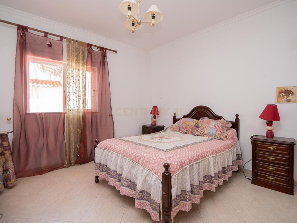 NAO PERCA ESTA GRANDE OPORTUNIDADE! FABULOSA MORADIA T4 DE GRANDES DIMENSÕES COM 2 PISOS, QUINTAL, DOIS TERRAÇOS, AMPLAS VARANDAS, DUAS CASAS DE BANHO, DESPENSA E LAREIRA MUITO BEM LOCALIZADA PRÓXIMA DE TODAS AS COMODIDADES E SERVIÇOS E A MINUTOS DAS FAMO - Image 17