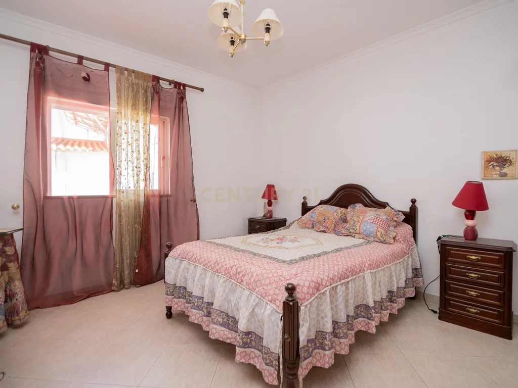 NAO PERCA ESTA GRANDE OPORTUNIDADE! FABULOSA MORADIA T4 DE GRANDES DIMENSÕES COM 2 PISOS, QUINTAL, DOIS TERRAÇOS, AMPLAS VARANDAS, DUAS CASAS DE BANHO, DESPENSA E LAREIRA MUITO BEM LOCALIZADA PRÓXIMA DE TODAS AS COMODIDADES E SERVIÇOS E A MINUTOS DAS FAMO - Image 17