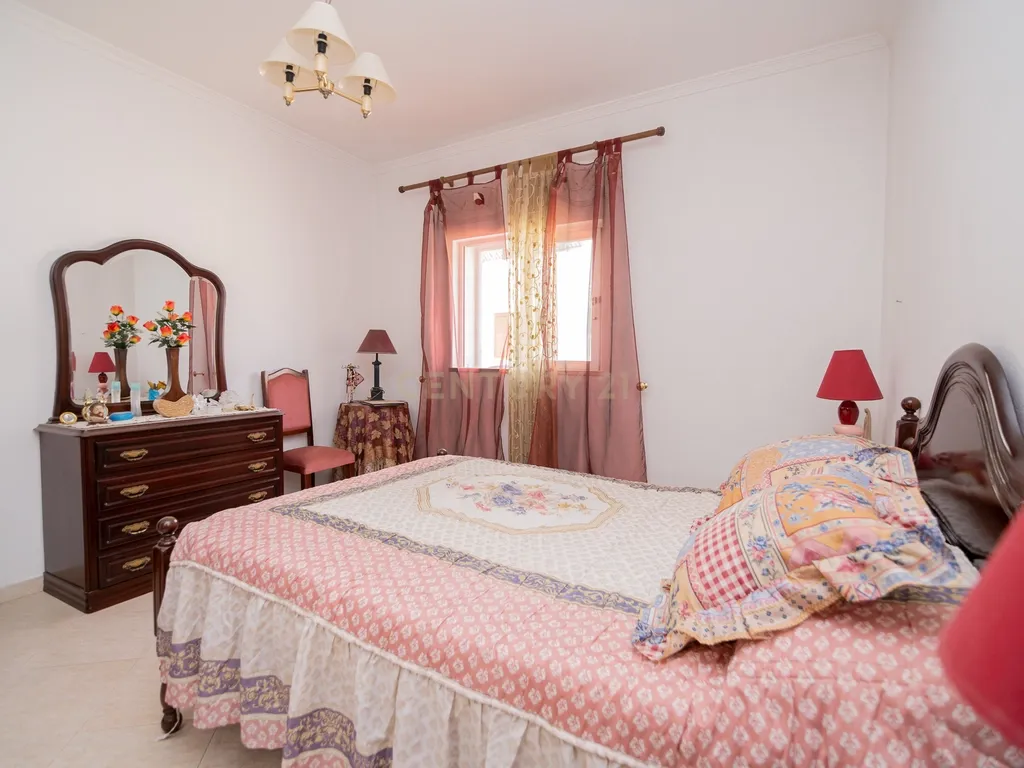 NAO PERCA ESTA GRANDE OPORTUNIDADE! FABULOSA MORADIA T4 DE GRANDES DIMENSÕES COM 2 PISOS, QUINTAL, DOIS TERRAÇOS, AMPLAS VARANDAS, DUAS CASAS DE BANHO, DESPENSA E LAREIRA MUITO BEM LOCALIZADA PRÓXIMA DE TODAS AS COMODIDADES E SERVIÇOS E A MINUTOS DAS FAMO - Image 18