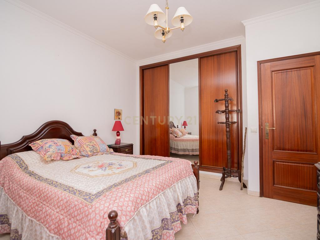 NAO PERCA ESTA GRANDE OPORTUNIDADE! FABULOSA MORADIA T4 DE GRANDES DIMENSÕES COM 2 PISOS, QUINTAL, DOIS TERRAÇOS, AMPLAS VARANDAS, DUAS CASAS DE BANHO, DESPENSA E LAREIRA MUITO BEM LOCALIZADA PRÓXIMA DE TODAS AS COMODIDADES E SERVIÇOS E A MINUTOS DAS FAMO - Image 16