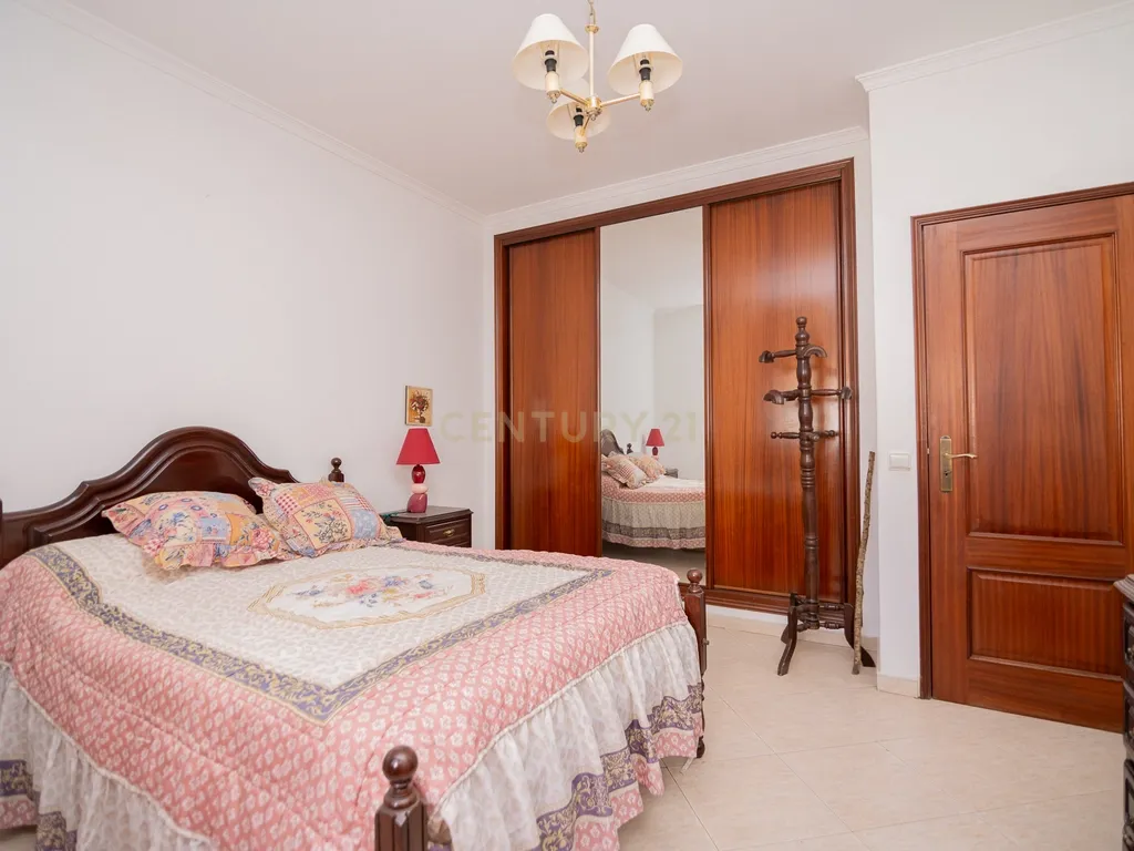 NAO PERCA ESTA GRANDE OPORTUNIDADE! FABULOSA MORADIA T4 DE GRANDES DIMENSÕES COM 2 PISOS, QUINTAL, DOIS TERRAÇOS, AMPLAS VARANDAS, DUAS CASAS DE BANHO, DESPENSA E LAREIRA MUITO BEM LOCALIZADA PRÓXIMA DE TODAS AS COMODIDADES E SERVIÇOS E A MINUTOS DAS FAMO - Image 16