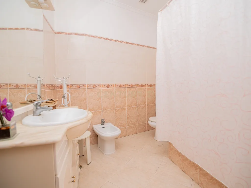 NAO PERCA ESTA GRANDE OPORTUNIDADE! FABULOSA MORADIA T4 DE GRANDES DIMENSÕES COM 2 PISOS, QUINTAL, DOIS TERRAÇOS, AMPLAS VARANDAS, DUAS CASAS DE BANHO, DESPENSA E LAREIRA MUITO BEM LOCALIZADA PRÓXIMA DE TODAS AS COMODIDADES E SERVIÇOS E A MINUTOS DAS FAMO - Image 36