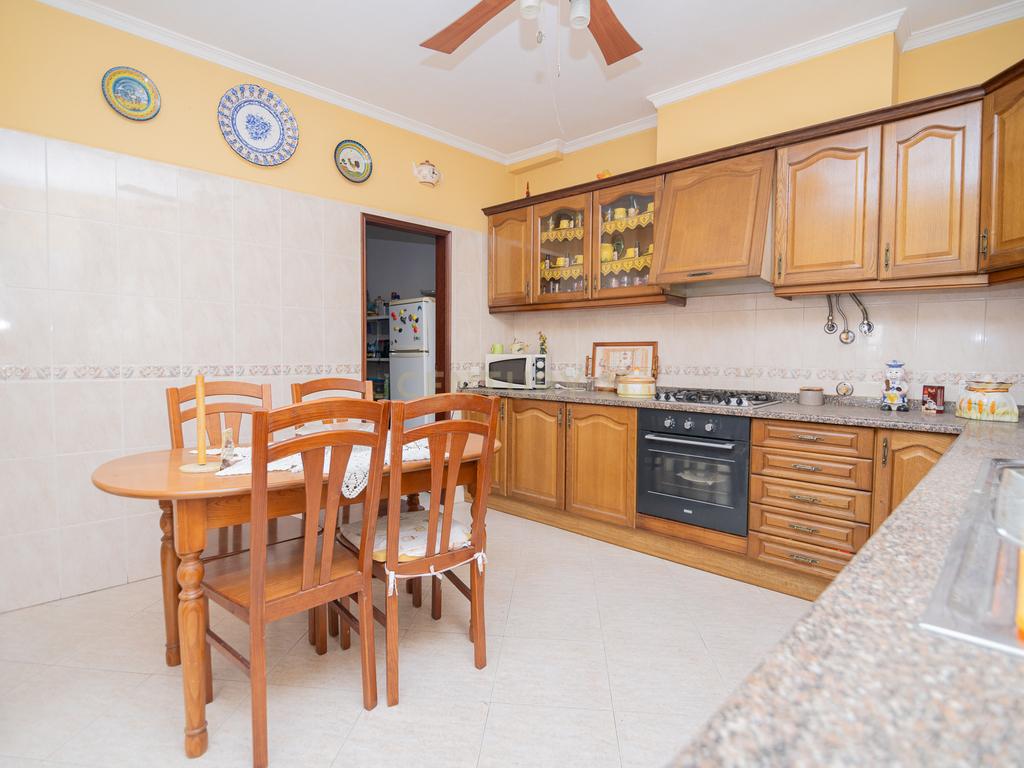 NAO PERCA ESTA GRANDE OPORTUNIDADE! FABULOSA MORADIA T4 DE GRANDES DIMENSÕES COM 2 PISOS, QUINTAL, DOIS TERRAÇOS, AMPLAS VARANDAS, DUAS CASAS DE BANHO, DESPENSA E LAREIRA MUITO BEM LOCALIZADA PRÓXIMA DE TODAS AS COMODIDADES E SERVIÇOS E A MINUTOS DAS FAMO - Image 15