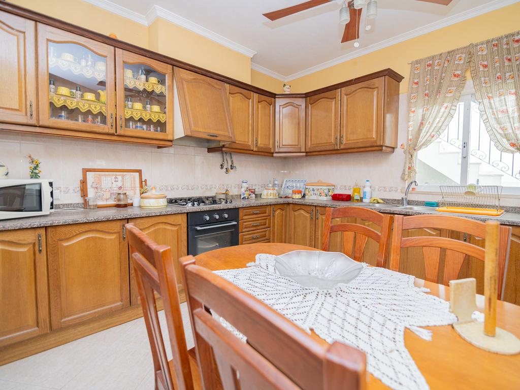 NAO PERCA ESTA GRANDE OPORTUNIDADE! FABULOSA MORADIA T4 DE GRANDES DIMENSÕES COM 2 PISOS, QUINTAL, DOIS TERRAÇOS, AMPLAS VARANDAS, DUAS CASAS DE BANHO, DESPENSA E LAREIRA MUITO BEM LOCALIZADA PRÓXIMA DE TODAS AS COMODIDADES E SERVIÇOS E A MINUTOS DAS FAMO - Image 13