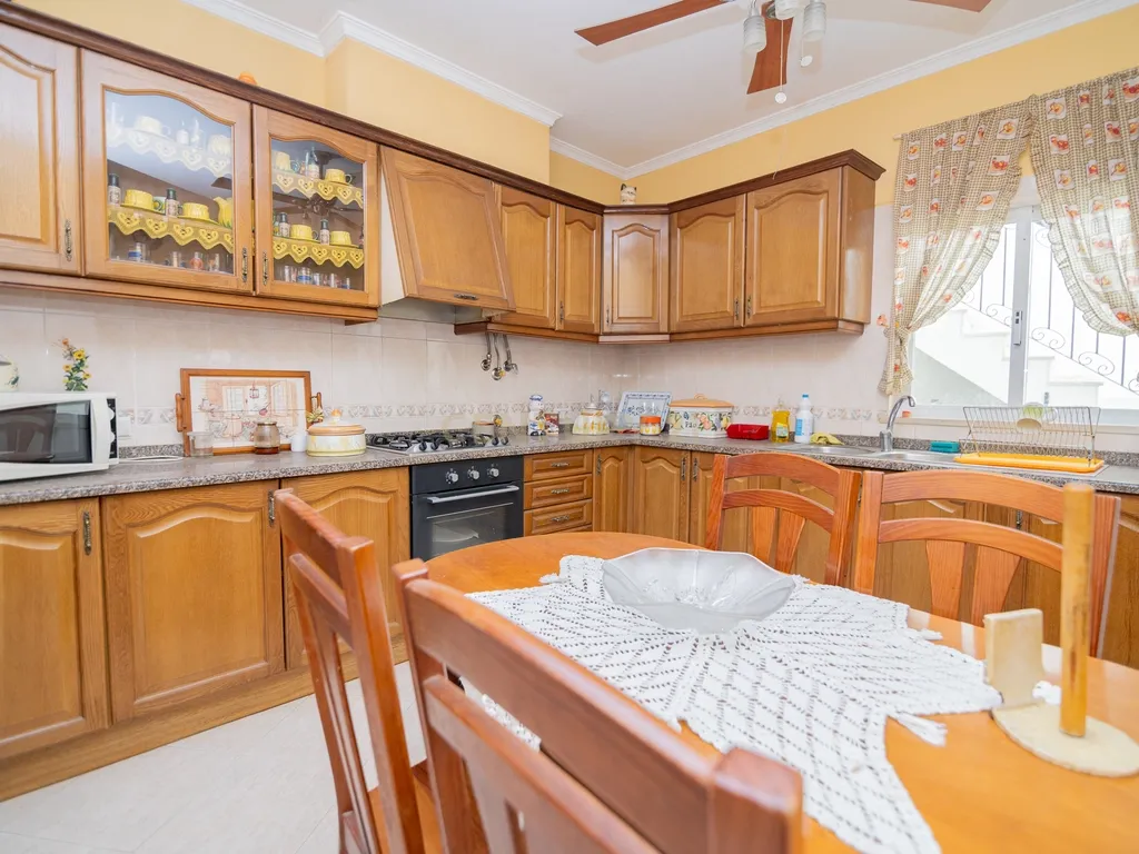 NAO PERCA ESTA GRANDE OPORTUNIDADE! FABULOSA MORADIA T4 DE GRANDES DIMENSÕES COM 2 PISOS, QUINTAL, DOIS TERRAÇOS, AMPLAS VARANDAS, DUAS CASAS DE BANHO, DESPENSA E LAREIRA MUITO BEM LOCALIZADA PRÓXIMA DE TODAS AS COMODIDADES E SERVIÇOS E A MINUTOS DAS FAMO - Image 13