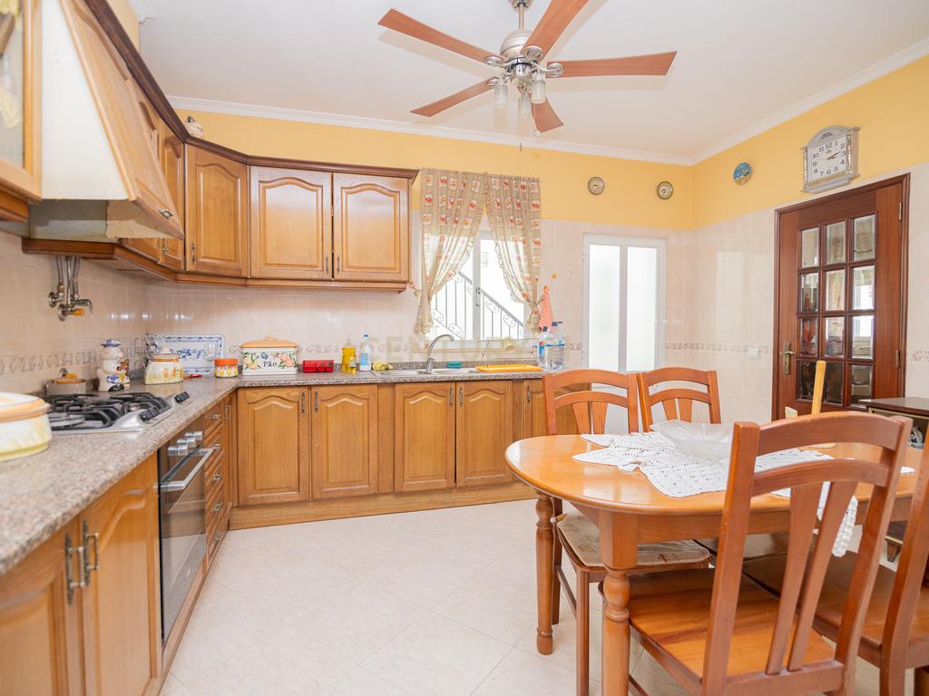 NAO PERCA ESTA GRANDE OPORTUNIDADE! FABULOSA MORADIA T4 DE GRANDES DIMENSÕES COM 2 PISOS, QUINTAL, DOIS TERRAÇOS, AMPLAS VARANDAS, DUAS CASAS DE BANHO, DESPENSA E LAREIRA MUITO BEM LOCALIZADA PRÓXIMA DE TODAS AS COMODIDADES E SERVIÇOS E A MINUTOS DAS FAMO - Image 14