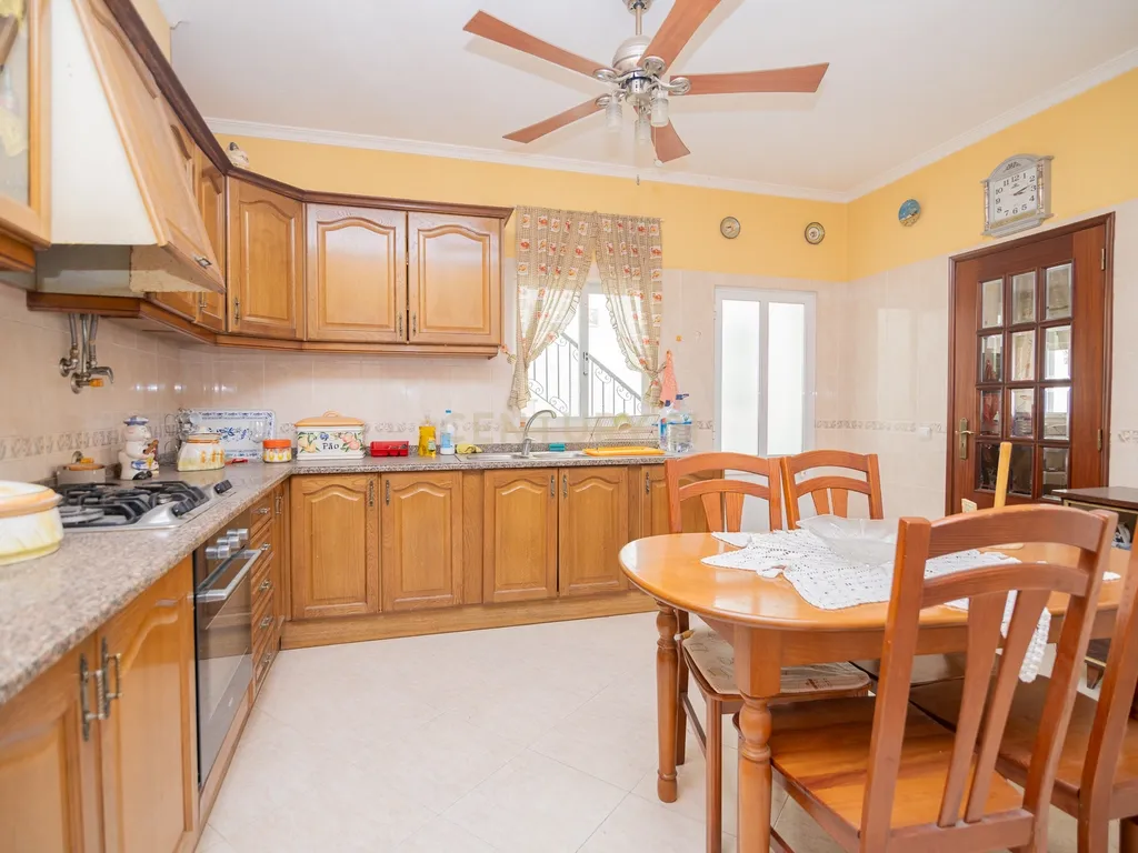 NAO PERCA ESTA GRANDE OPORTUNIDADE! FABULOSA MORADIA T4 DE GRANDES DIMENSÕES COM 2 PISOS, QUINTAL, DOIS TERRAÇOS, AMPLAS VARANDAS, DUAS CASAS DE BANHO, DESPENSA E LAREIRA MUITO BEM LOCALIZADA PRÓXIMA DE TODAS AS COMODIDADES E SERVIÇOS E A MINUTOS DAS FAMO - Image 14
