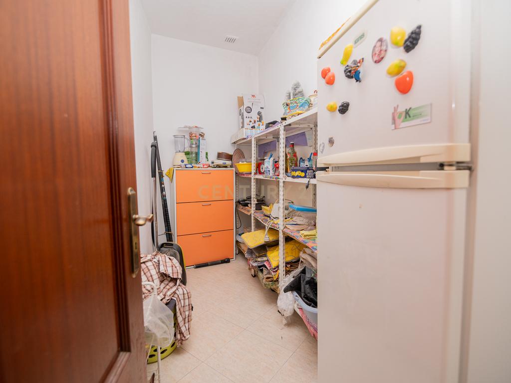 NAO PERCA ESTA GRANDE OPORTUNIDADE! FABULOSA MORADIA T4 DE GRANDES DIMENSÕES COM 2 PISOS, QUINTAL, DOIS TERRAÇOS, AMPLAS VARANDAS, DUAS CASAS DE BANHO, DESPENSA E LAREIRA MUITO BEM LOCALIZADA PRÓXIMA DE TODAS AS COMODIDADES E SERVIÇOS E A MINUTOS DAS FAMO - Image 32