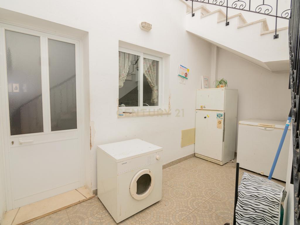 NAO PERCA ESTA GRANDE OPORTUNIDADE! FABULOSA MORADIA T4 DE GRANDES DIMENSÕES COM 2 PISOS, QUINTAL, DOIS TERRAÇOS, AMPLAS VARANDAS, DUAS CASAS DE BANHO, DESPENSA E LAREIRA MUITO BEM LOCALIZADA PRÓXIMA DE TODAS AS COMODIDADES E SERVIÇOS E A MINUTOS DAS FAMO - Image 31