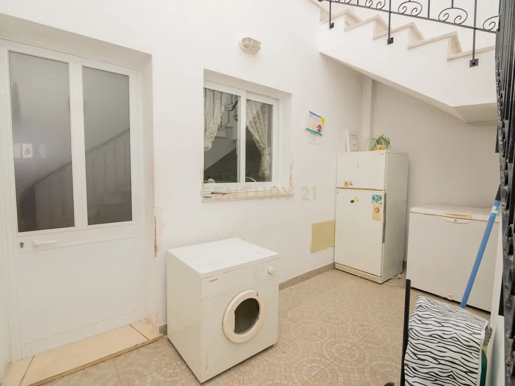 NAO PERCA ESTA GRANDE OPORTUNIDADE! FABULOSA MORADIA T4 DE GRANDES DIMENSÕES COM 2 PISOS, QUINTAL, DOIS TERRAÇOS, AMPLAS VARANDAS, DUAS CASAS DE BANHO, DESPENSA E LAREIRA MUITO BEM LOCALIZADA PRÓXIMA DE TODAS AS COMODIDADES E SERVIÇOS E A MINUTOS DAS FAMO - Image 31