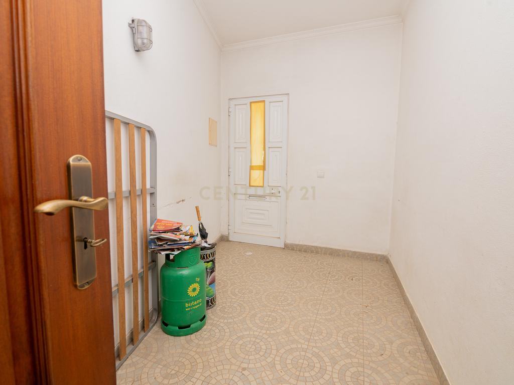 NAO PERCA ESTA GRANDE OPORTUNIDADE! FABULOSA MORADIA T4 DE GRANDES DIMENSÕES COM 2 PISOS, QUINTAL, DOIS TERRAÇOS, AMPLAS VARANDAS, DUAS CASAS DE BANHO, DESPENSA E LAREIRA MUITO BEM LOCALIZADA PRÓXIMA DE TODAS AS COMODIDADES E SERVIÇOS E A MINUTOS DAS FAMO - Image 33