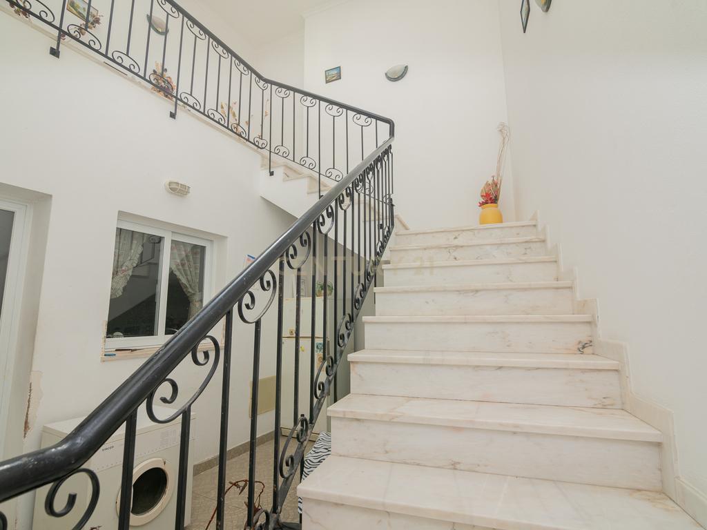 NAO PERCA ESTA GRANDE OPORTUNIDADE! FABULOSA MORADIA T4 DE GRANDES DIMENSÕES COM 2 PISOS, QUINTAL, DOIS TERRAÇOS, AMPLAS VARANDAS, DUAS CASAS DE BANHO, DESPENSA E LAREIRA MUITO BEM LOCALIZADA PRÓXIMA DE TODAS AS COMODIDADES E SERVIÇOS E A MINUTOS DAS FAMO - Image 27