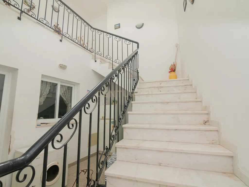 NAO PERCA ESTA GRANDE OPORTUNIDADE! FABULOSA MORADIA T4 DE GRANDES DIMENSÕES COM 2 PISOS, QUINTAL, DOIS TERRAÇOS, AMPLAS VARANDAS, DUAS CASAS DE BANHO, DESPENSA E LAREIRA MUITO BEM LOCALIZADA PRÓXIMA DE TODAS AS COMODIDADES E SERVIÇOS E A MINUTOS DAS FAMO - Image 27