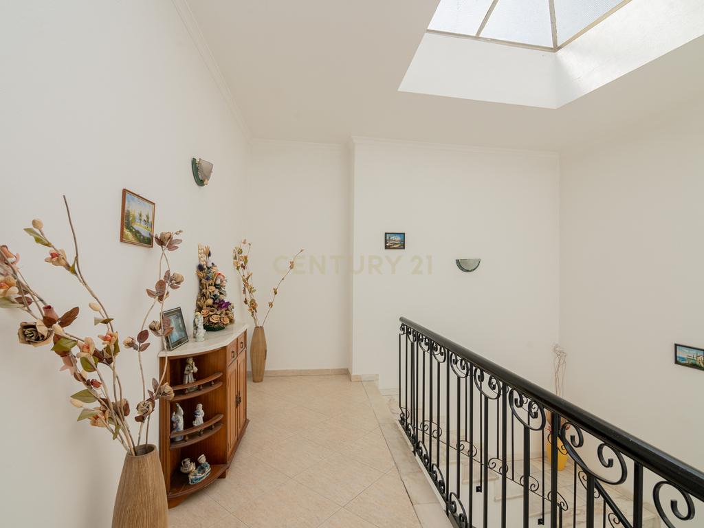 NAO PERCA ESTA GRANDE OPORTUNIDADE! FABULOSA MORADIA T4 DE GRANDES DIMENSÕES COM 2 PISOS, QUINTAL, DOIS TERRAÇOS, AMPLAS VARANDAS, DUAS CASAS DE BANHO, DESPENSA E LAREIRA MUITO BEM LOCALIZADA PRÓXIMA DE TODAS AS COMODIDADES E SERVIÇOS E A MINUTOS DAS FAMO - Image 28