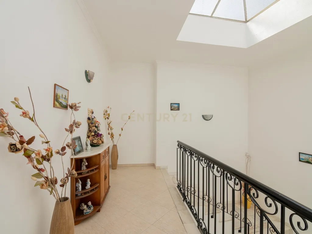 NAO PERCA ESTA GRANDE OPORTUNIDADE! FABULOSA MORADIA T4 DE GRANDES DIMENSÕES COM 2 PISOS, QUINTAL, DOIS TERRAÇOS, AMPLAS VARANDAS, DUAS CASAS DE BANHO, DESPENSA E LAREIRA MUITO BEM LOCALIZADA PRÓXIMA DE TODAS AS COMODIDADES E SERVIÇOS E A MINUTOS DAS FAMO - Image 28