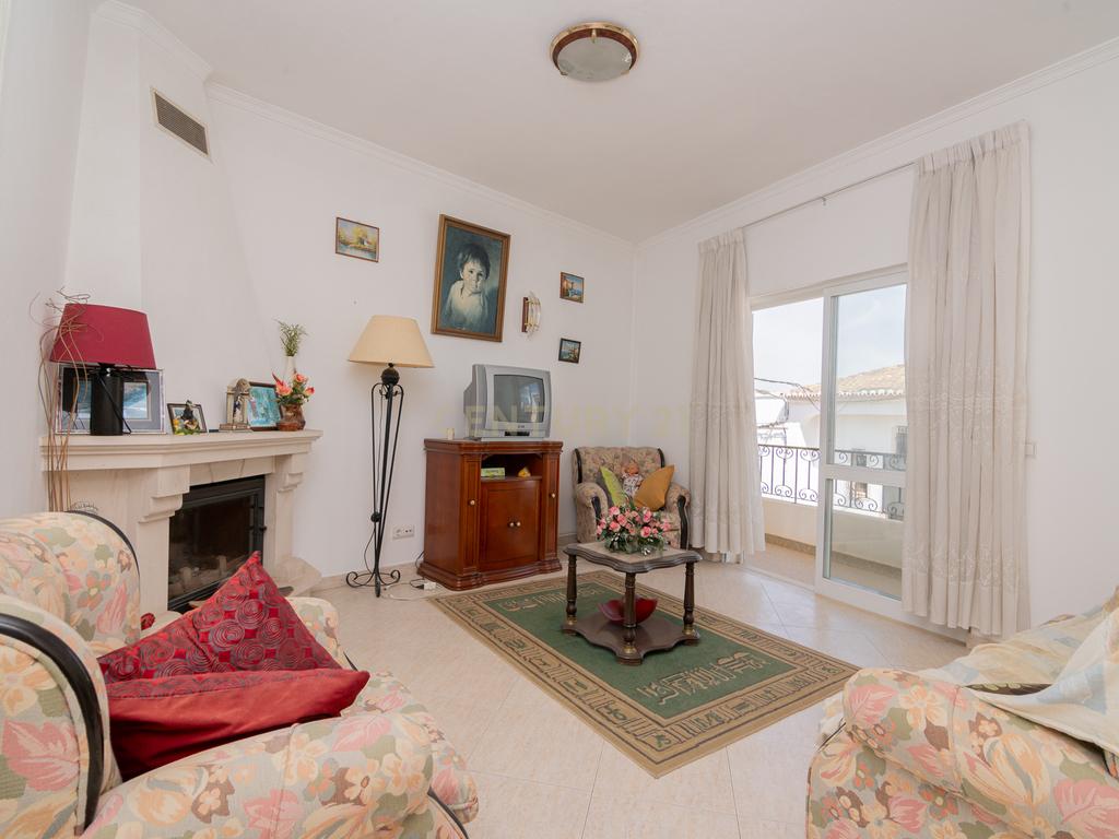 NAO PERCA ESTA GRANDE OPORTUNIDADE! FABULOSA MORADIA T4 DE GRANDES DIMENSÕES COM 2 PISOS, QUINTAL, DOIS TERRAÇOS, AMPLAS VARANDAS, DUAS CASAS DE BANHO, DESPENSA E LAREIRA MUITO BEM LOCALIZADA PRÓXIMA DE TODAS AS COMODIDADES E SERVIÇOS E A MINUTOS DAS FAMO - Image 9