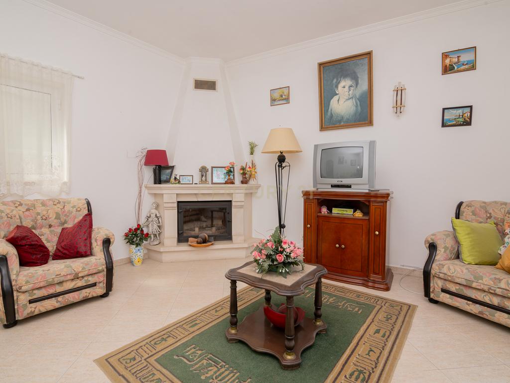 NAO PERCA ESTA GRANDE OPORTUNIDADE! FABULOSA MORADIA T4 DE GRANDES DIMENSÕES COM 2 PISOS, QUINTAL, DOIS TERRAÇOS, AMPLAS VARANDAS, DUAS CASAS DE BANHO, DESPENSA E LAREIRA MUITO BEM LOCALIZADA PRÓXIMA DE TODAS AS COMODIDADES E SERVIÇOS E A MINUTOS DAS FAMO - Image 10