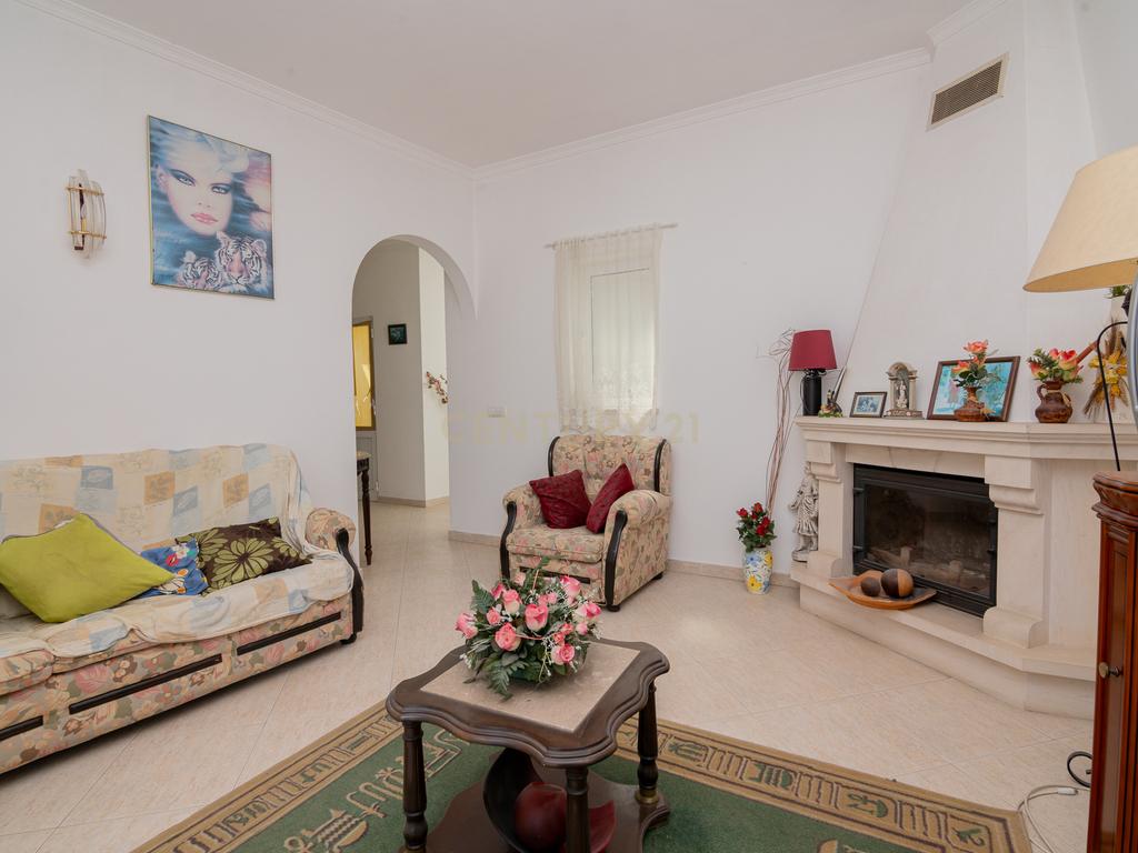 NAO PERCA ESTA GRANDE OPORTUNIDADE! FABULOSA MORADIA T4 DE GRANDES DIMENSÕES COM 2 PISOS, QUINTAL, DOIS TERRAÇOS, AMPLAS VARANDAS, DUAS CASAS DE BANHO, DESPENSA E LAREIRA MUITO BEM LOCALIZADA PRÓXIMA DE TODAS AS COMODIDADES E SERVIÇOS E A MINUTOS DAS FAMO - Image 1