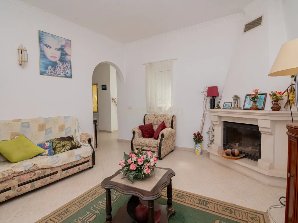 NAO PERCA ESTA GRANDE OPORTUNIDADE! FABULOSA MORADIA T4 DE GRANDES DIMENSÕES COM 2 PISOS, QUINTAL, DOIS TERRAÇOS, AMPLAS VARANDAS, DUAS CASAS DE BANHO, DESPENSA E LAREIRA MUITO BEM LOCALIZADA PRÓXIMA DE TODAS AS COMODIDADES E SERVIÇOS E A MINUTOS DAS FAMO - Image 1