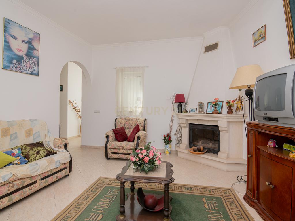 NAO PERCA ESTA GRANDE OPORTUNIDADE! FABULOSA MORADIA T4 DE GRANDES DIMENSÕES COM 2 PISOS, QUINTAL, DOIS TERRAÇOS, AMPLAS VARANDAS, DUAS CASAS DE BANHO, DESPENSA E LAREIRA MUITO BEM LOCALIZADA PRÓXIMA DE TODAS AS COMODIDADES E SERVIÇOS E A MINUTOS DAS FAMO - Image 11