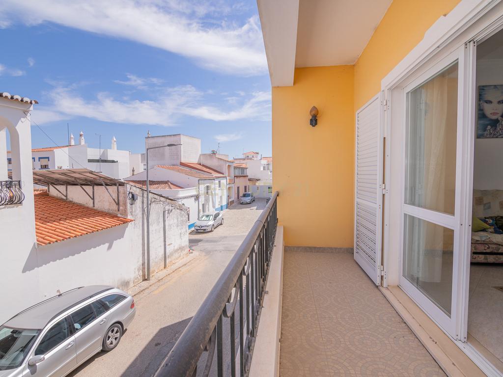 NAO PERCA ESTA GRANDE OPORTUNIDADE! FABULOSA MORADIA T4 DE GRANDES DIMENSÕES COM 2 PISOS, QUINTAL, DOIS TERRAÇOS, AMPLAS VARANDAS, DUAS CASAS DE BANHO, DESPENSA E LAREIRA MUITO BEM LOCALIZADA PRÓXIMA DE TODAS AS COMODIDADES E SERVIÇOS E A MINUTOS DAS FAMO - Image 34