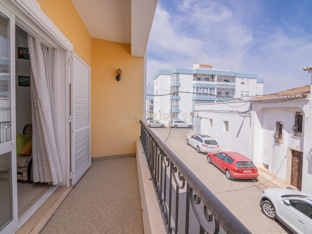 NAO PERCA ESTA GRANDE OPORTUNIDADE! FABULOSA MORADIA T4 DE GRANDES DIMENSÕES COM 2 PISOS, QUINTAL, DOIS TERRAÇOS, AMPLAS VARANDAS, DUAS CASAS DE BANHO, DESPENSA E LAREIRA MUITO BEM LOCALIZADA PRÓXIMA DE TODAS AS COMODIDADES E SERVIÇOS E A MINUTOS DAS FAMO - Image 35