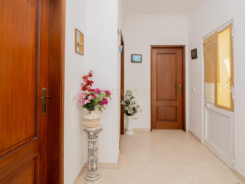 NAO PERCA ESTA GRANDE OPORTUNIDADE! FABULOSA MORADIA T4 DE GRANDES DIMENSÕES COM 2 PISOS, QUINTAL, DOIS TERRAÇOS, AMPLAS VARANDAS, DUAS CASAS DE BANHO, DESPENSA E LAREIRA MUITO BEM LOCALIZADA PRÓXIMA DE TODAS AS COMODIDADES E SERVIÇOS E A MINUTOS DAS FAMO - Image 5
