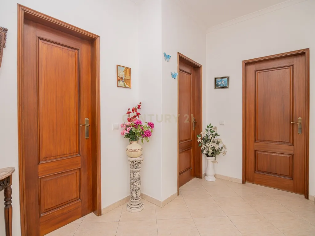 NAO PERCA ESTA GRANDE OPORTUNIDADE! FABULOSA MORADIA T4 DE GRANDES DIMENSÕES COM 2 PISOS, QUINTAL, DOIS TERRAÇOS, AMPLAS VARANDAS, DUAS CASAS DE BANHO, DESPENSA E LAREIRA MUITO BEM LOCALIZADA PRÓXIMA DE TODAS AS COMODIDADES E SERVIÇOS E A MINUTOS DAS FAMO - Image 6