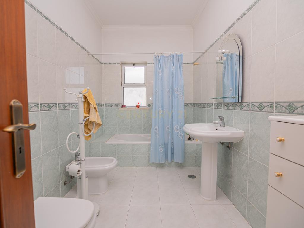 NAO PERCA ESTA GRANDE OPORTUNIDADE! FABULOSA MORADIA T4 DE GRANDES DIMENSÕES COM 2 PISOS, QUINTAL, DOIS TERRAÇOS, AMPLAS VARANDAS, DUAS CASAS DE BANHO, DESPENSA E LAREIRA MUITO BEM LOCALIZADA PRÓXIMA DE TODAS AS COMODIDADES E SERVIÇOS E A MINUTOS DAS FAMO - Image 37