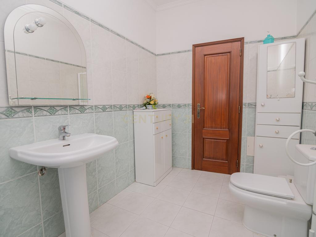 NAO PERCA ESTA GRANDE OPORTUNIDADE! FABULOSA MORADIA T4 DE GRANDES DIMENSÕES COM 2 PISOS, QUINTAL, DOIS TERRAÇOS, AMPLAS VARANDAS, DUAS CASAS DE BANHO, DESPENSA E LAREIRA MUITO BEM LOCALIZADA PRÓXIMA DE TODAS AS COMODIDADES E SERVIÇOS E A MINUTOS DAS FAMO - Image 38