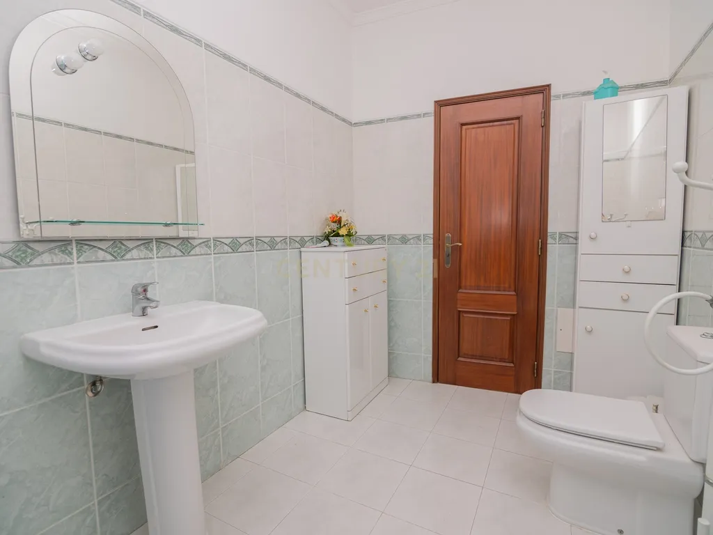 NAO PERCA ESTA GRANDE OPORTUNIDADE! FABULOSA MORADIA T4 DE GRANDES DIMENSÕES COM 2 PISOS, QUINTAL, DOIS TERRAÇOS, AMPLAS VARANDAS, DUAS CASAS DE BANHO, DESPENSA E LAREIRA MUITO BEM LOCALIZADA PRÓXIMA DE TODAS AS COMODIDADES E SERVIÇOS E A MINUTOS DAS FAMO - Image 38