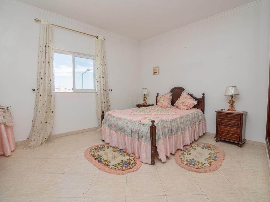 NAO PERCA ESTA GRANDE OPORTUNIDADE! FABULOSA MORADIA T4 DE GRANDES DIMENSÕES COM 2 PISOS, QUINTAL, DOIS TERRAÇOS, AMPLAS VARANDAS, DUAS CASAS DE BANHO, DESPENSA E LAREIRA MUITO BEM LOCALIZADA PRÓXIMA DE TODAS AS COMODIDADES E SERVIÇOS E A MINUTOS DAS FAMO - Image 19