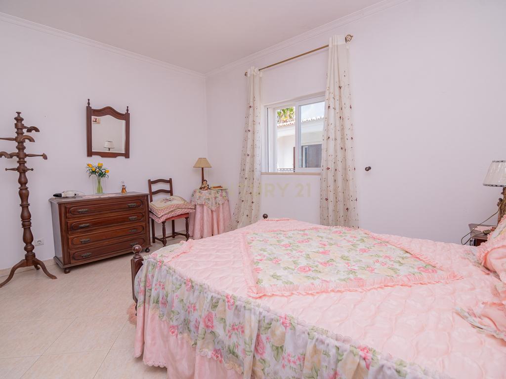 NAO PERCA ESTA GRANDE OPORTUNIDADE! FABULOSA MORADIA T4 DE GRANDES DIMENSÕES COM 2 PISOS, QUINTAL, DOIS TERRAÇOS, AMPLAS VARANDAS, DUAS CASAS DE BANHO, DESPENSA E LAREIRA MUITO BEM LOCALIZADA PRÓXIMA DE TODAS AS COMODIDADES E SERVIÇOS E A MINUTOS DAS FAMO - Image 25