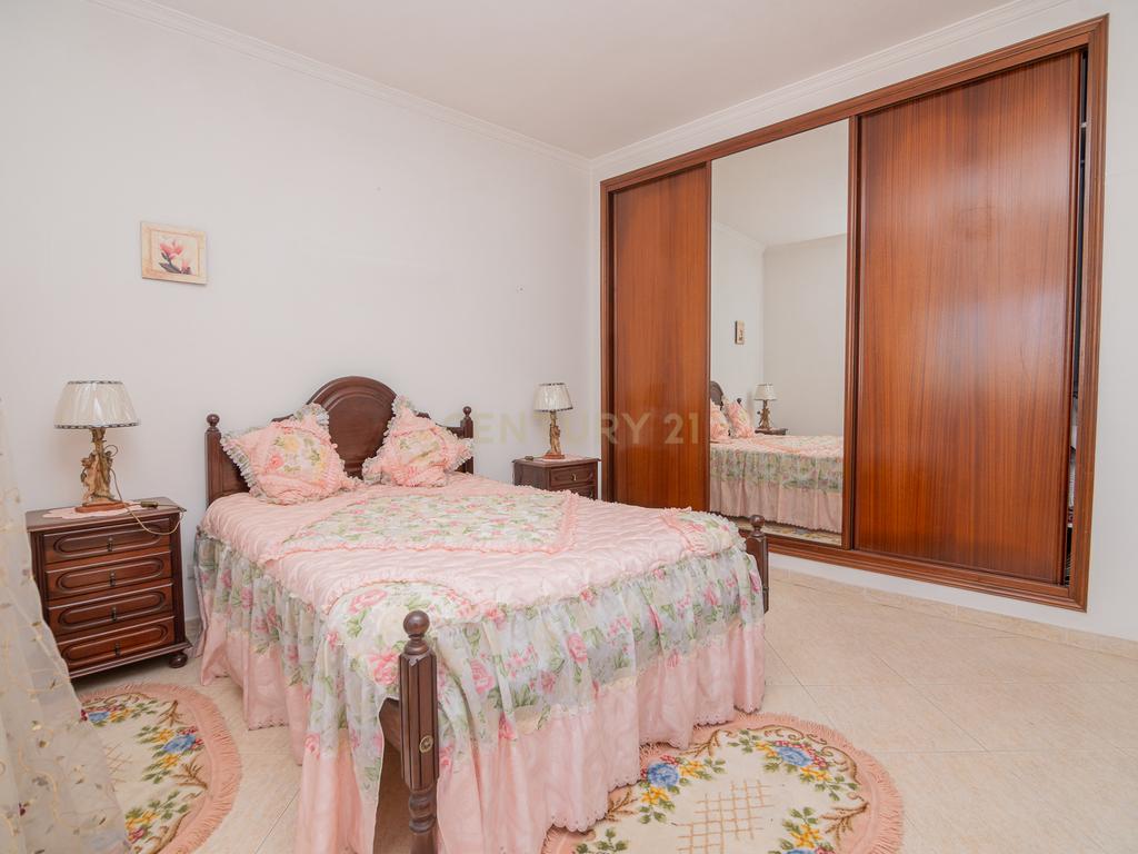 NAO PERCA ESTA GRANDE OPORTUNIDADE! FABULOSA MORADIA T4 DE GRANDES DIMENSÕES COM 2 PISOS, QUINTAL, DOIS TERRAÇOS, AMPLAS VARANDAS, DUAS CASAS DE BANHO, DESPENSA E LAREIRA MUITO BEM LOCALIZADA PRÓXIMA DE TODAS AS COMODIDADES E SERVIÇOS E A MINUTOS DAS FAMO - Image 20