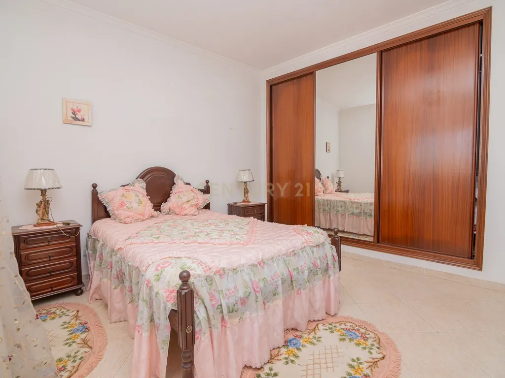 NAO PERCA ESTA GRANDE OPORTUNIDADE! FABULOSA MORADIA T4 DE GRANDES DIMENSÕES COM 2 PISOS, QUINTAL, DOIS TERRAÇOS, AMPLAS VARANDAS, DUAS CASAS DE BANHO, DESPENSA E LAREIRA MUITO BEM LOCALIZADA PRÓXIMA DE TODAS AS COMODIDADES E SERVIÇOS E A MINUTOS DAS FAMO - Image 20