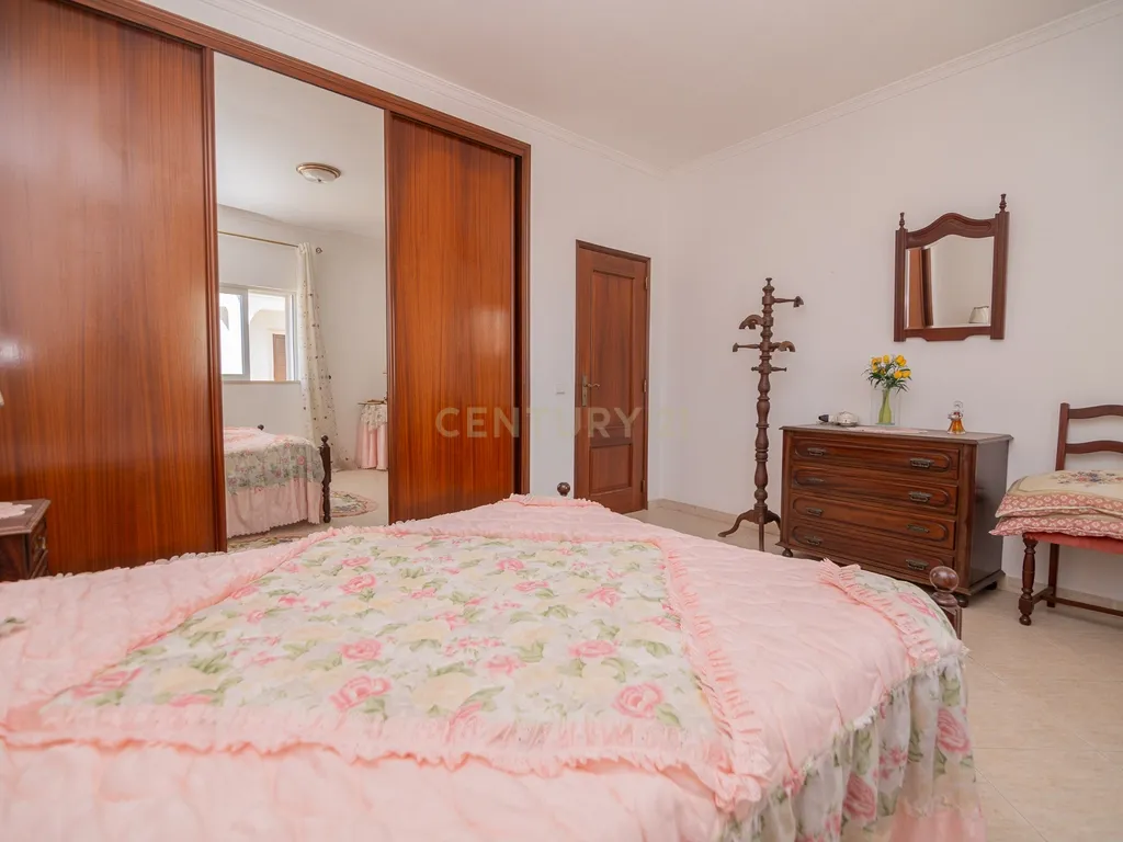 NAO PERCA ESTA GRANDE OPORTUNIDADE! FABULOSA MORADIA T4 DE GRANDES DIMENSÕES COM 2 PISOS, QUINTAL, DOIS TERRAÇOS, AMPLAS VARANDAS, DUAS CASAS DE BANHO, DESPENSA E LAREIRA MUITO BEM LOCALIZADA PRÓXIMA DE TODAS AS COMODIDADES E SERVIÇOS E A MINUTOS DAS FAMO - Image 26