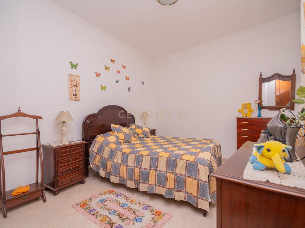 NAO PERCA ESTA GRANDE OPORTUNIDADE! FABULOSA MORADIA T4 DE GRANDES DIMENSÕES COM 2 PISOS, QUINTAL, DOIS TERRAÇOS, AMPLAS VARANDAS, DUAS CASAS DE BANHO, DESPENSA E LAREIRA MUITO BEM LOCALIZADA PRÓXIMA DE TODAS AS COMODIDADES E SERVIÇOS E A MINUTOS DAS FAMO - Image 24