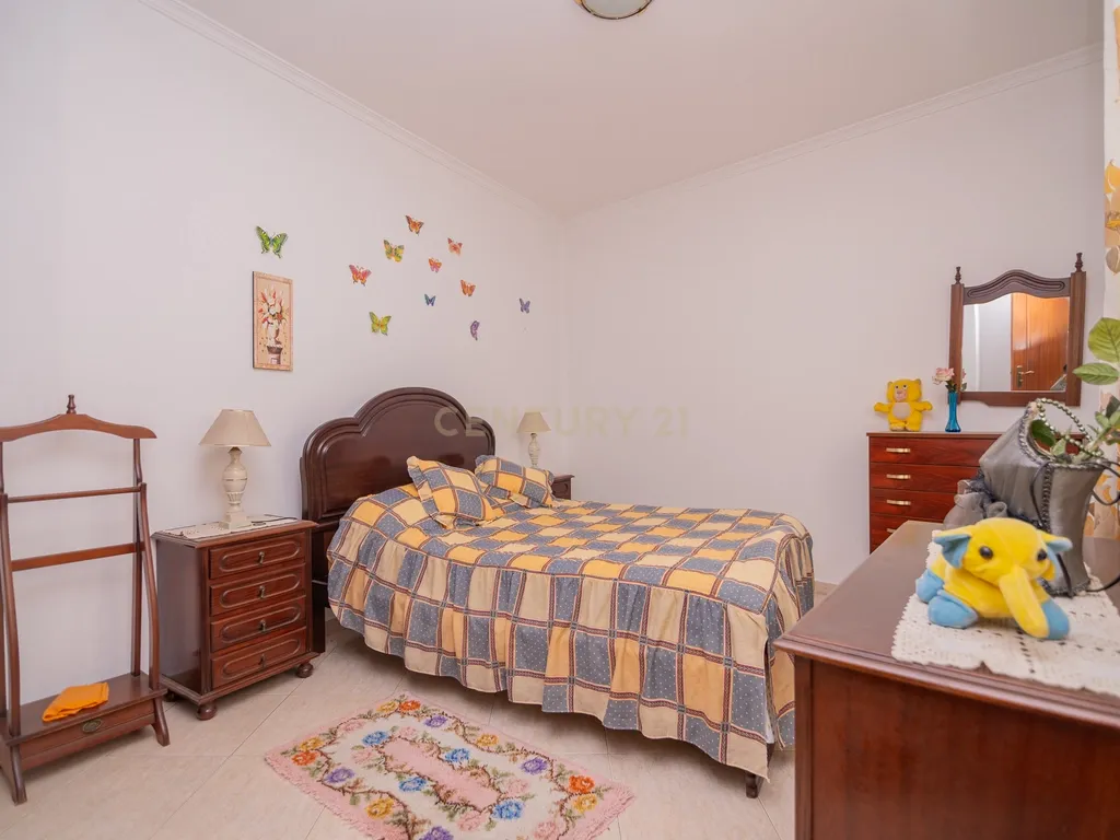 NAO PERCA ESTA GRANDE OPORTUNIDADE! FABULOSA MORADIA T4 DE GRANDES DIMENSÕES COM 2 PISOS, QUINTAL, DOIS TERRAÇOS, AMPLAS VARANDAS, DUAS CASAS DE BANHO, DESPENSA E LAREIRA MUITO BEM LOCALIZADA PRÓXIMA DE TODAS AS COMODIDADES E SERVIÇOS E A MINUTOS DAS FAMO - Image 24
