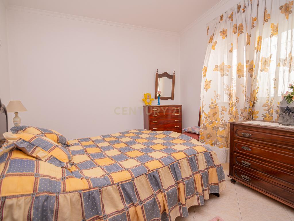 NAO PERCA ESTA GRANDE OPORTUNIDADE! FABULOSA MORADIA T4 DE GRANDES DIMENSÕES COM 2 PISOS, QUINTAL, DOIS TERRAÇOS, AMPLAS VARANDAS, DUAS CASAS DE BANHO, DESPENSA E LAREIRA MUITO BEM LOCALIZADA PRÓXIMA DE TODAS AS COMODIDADES E SERVIÇOS E A MINUTOS DAS FAMO - Image 22